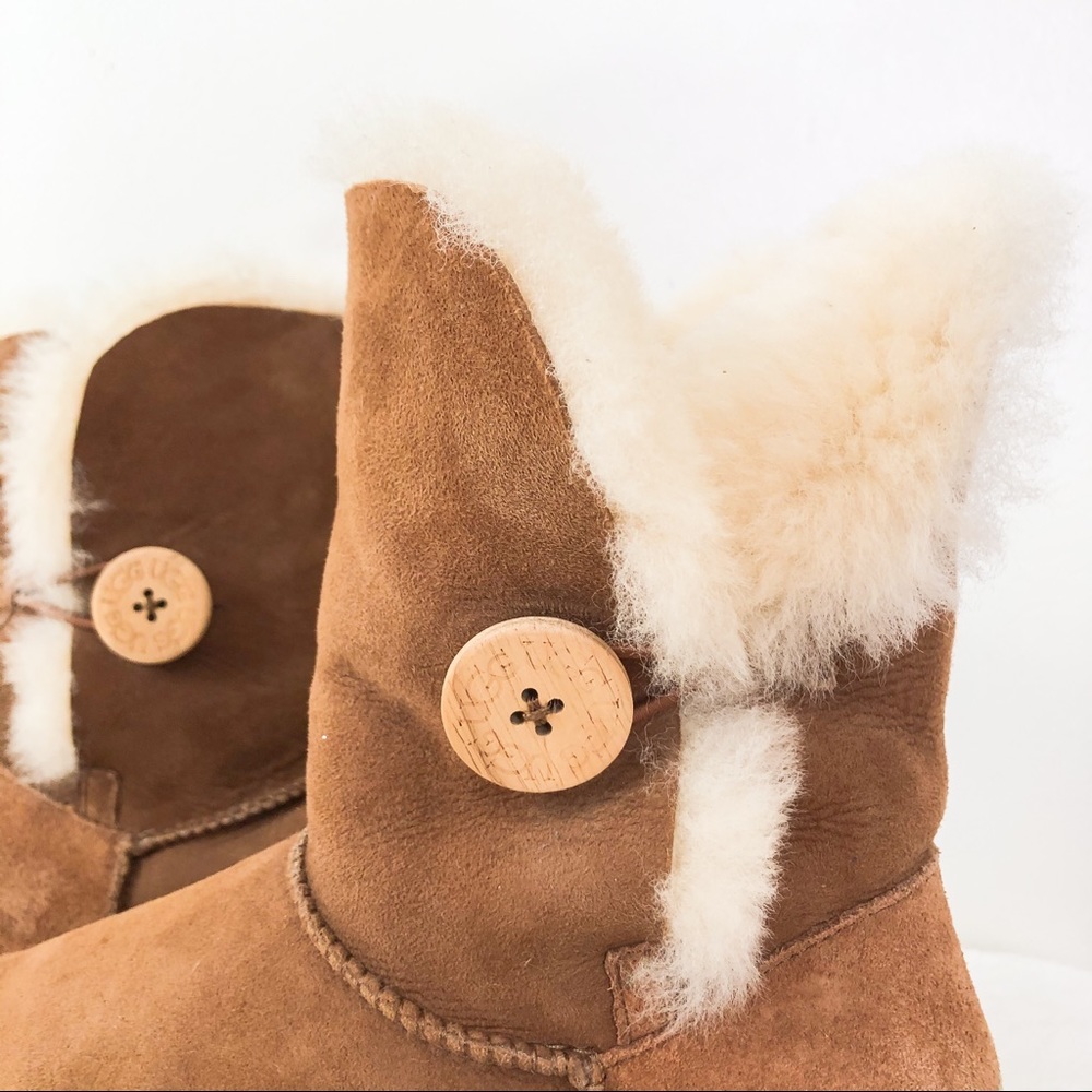 UGG Bailey Button Boot - size 7 - chestnut - Picture 2 of 8